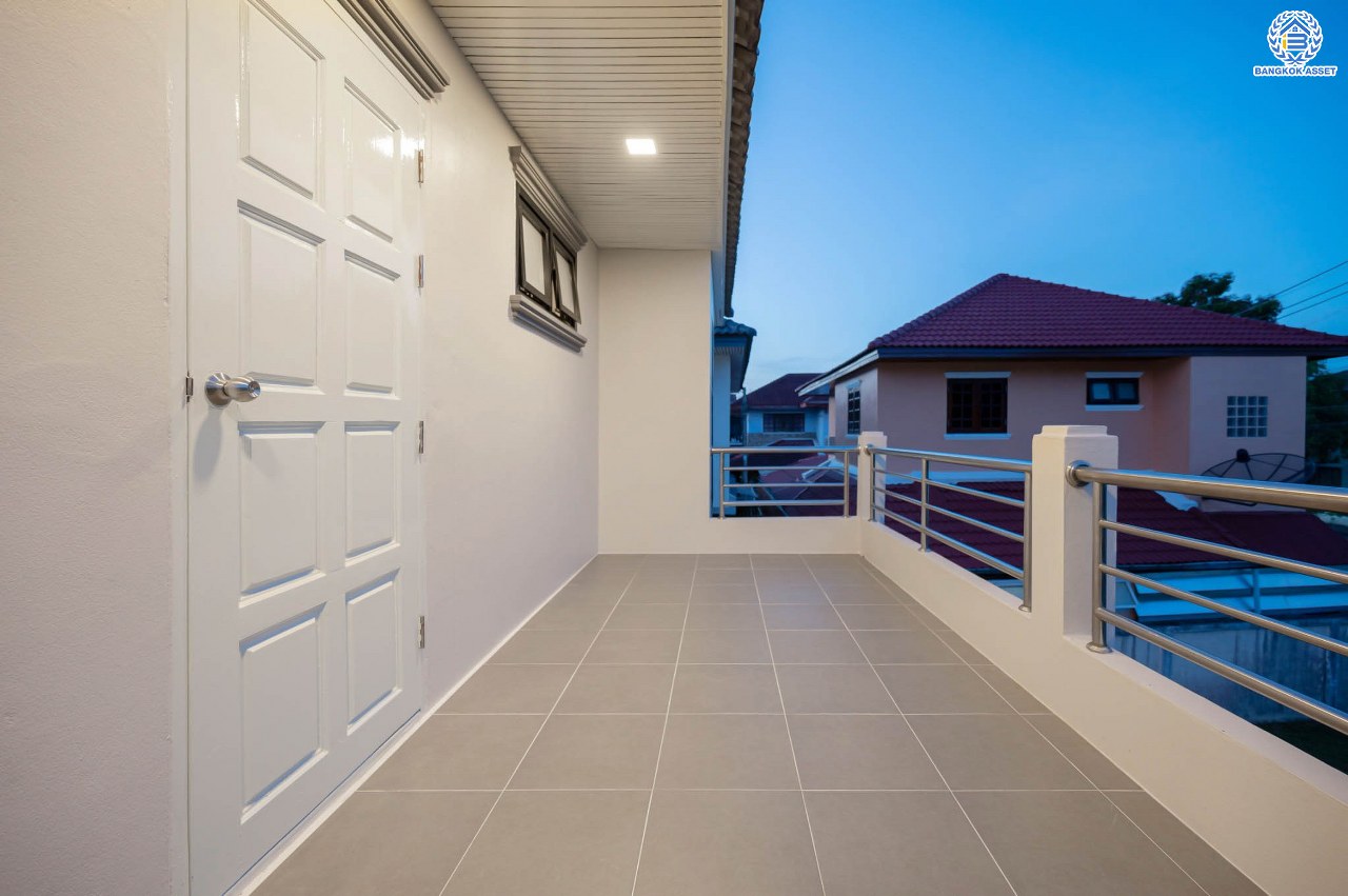 บ้านมือสองตกแต่งใหม่ โครงการ บ้านสาวิตรี พุทธมณฑลสาย3 เนื้อที่ 57.3 ตร.ว. ฟังก์ชัน 3 ห้องนอน 2 ห้องน้ำ จอดรถได้ 1 คัน บนทำเลใกล้ทางคู่ขนานลอยฟ้าบรมราชชนนี ม.มหิดล เซ็นทรัลศาลายา และรายล้อมด้วยสิ่งอำนวยความสะดวกครบ